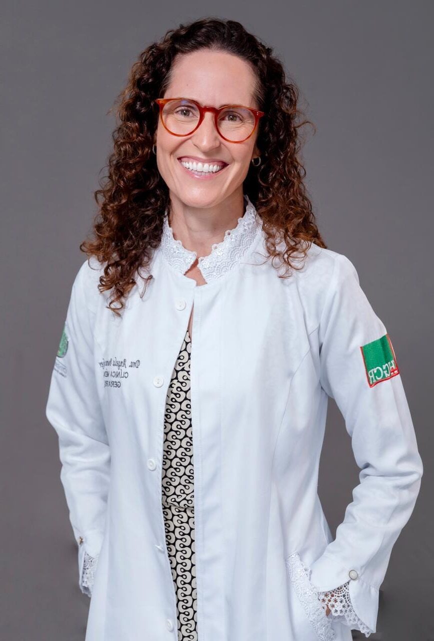 Dra. Angela Bueno Becker, geriatra da HemaMed em Florianópolis, em foto profissional no ambiente da clínica.