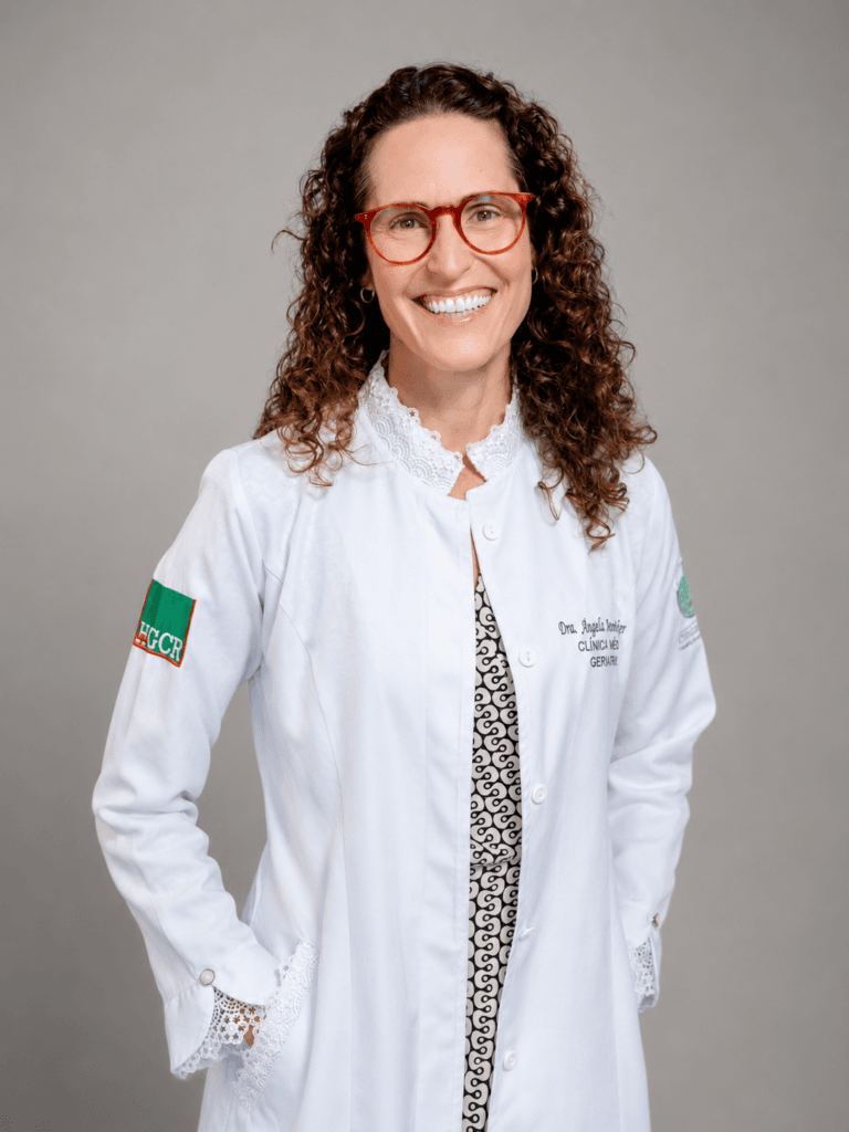 Dra. Angela Bueno Becker, geriatra da HemaMed em Florianópolis, em foto profissional no ambiente da clínica.
